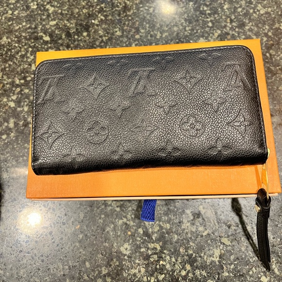 black zippy Louis Vuitton wallet - Picture 2 of 8